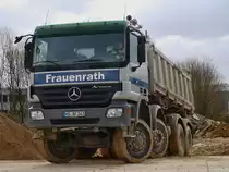 Ein Actros 4141 verl��t am 20.11.2010 den unbefestigten und schlammigen Teil der Campusbaustelle der RWTH in Aachen und f�hrt nun auf der Baustrasse weiter zur Ladestelle.