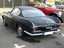Heckansicht eines Volvo P 1800 S des Jahrganges 1964. Der P 1800 wurde bereits seit 1961 bei Jensen Motors in GB produziert. Aufgrund von Qualit�tsproblemen bei Jensen wurde die Produktion 1964 in das Volvo Stammwerk Lundby verlegt. Bis 1972 wurden 39.407 Autos dieses Typs produziert. Besucherparkplatz des D�sseldorfer Meilenwerkes.