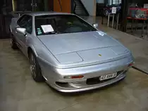 Lotus Esprit V8 GT. 1999 - 2003. Der Esprit kam 1976 auf den Markt und wurde mit kleinen Facelifts bis 2003. produziert. Hier wurde ein Modell der letzten Serie, ein V8 GT, abgelichtet. Der ca. 400 PS starke V8-motor mit Turbolader beschleunigte den Esprit schneller auf 100 km/h, als den Porsche Carrera. Meilenwerk D�sseldorf.