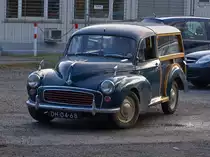  Woody , so wurde der Morris Minor 1000 Traveller genannt. Dieses Modell wurde von 1956-1971 gebaut. Das Fahrzeug auf dem Bild ist auch heute noch t�glich unterwegs und macht der stolzen Besitzerin sichtlich Freude. Aufnahme vom 20.11.2010.