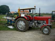 Massey Ferguson MF65 mit angebautem 2-Schar-Wendepflug, mit 4-Zyl.Perkins-Dieselmotor, 3335ccm, 58PS, Baujahr 1964, Traktorentreffen Hausen/Mhlin, Sept.2010
