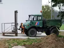 UNIMOG mit hydraulischer  Hebelift-konstruktion ;101024