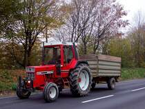 International_856XL rattert mit dem Einachser durch die herbstliche Landschaft;101102