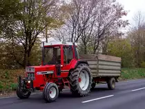 International_856XL rattert mit dem Einachser durch die herbstliche Landschaft;101102