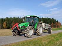 DEUTZ-FAHR_Agroplus100 tuckert mit dem Jauchefass durch die herbstliche Landschaft;101103