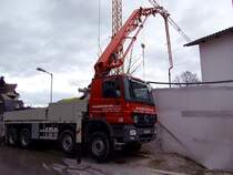 ACTROS-2244 pumpt die angelieferte graue Baumasse Punktgenau zur  gewnschten Abgabestelle;101104