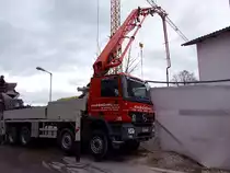 ACTROS-2244 pumpt die angelieferte graue Baumasse Punktgenau zur  gew�nschten Abgabestelle;101104