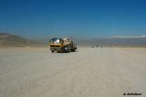 Mercedes Benz SK Tieflader mit amerikanischem HumVee beladen auf der Jalalabad Road wenige Kilometer nach der Ortschaft Bagrami Afghanistan, April06.