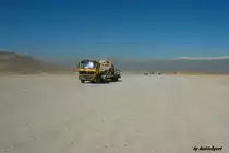 Mercedes Benz SK Tieflader mit amerikanischem HumVee beladen auf der Jalalabad Road wenige Kilometer nach der Ortschaft Bagrami Afghanistan, April06.