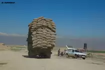 umgebauter Mercedes-Benz SK, total �berladen, auf dem Weg von der Jalalabad Road in Richtung Pol-e-Charki Afghanistan, Mai06.