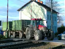 CASE-150 zieht zwie Anh�nger �ber einen Bahn�bergang;101123