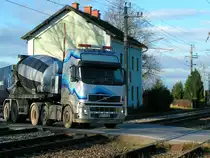VOLVO-FH500 mit Betonmischer-Auflieger quert einen Bahn�bergang;101123