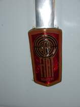 Motorhaubenemblem eines Steyr-Fiat 500C  Topolino . Abgelichtet in der Restaurierungswerkstatt des Villacher Automuseums am 12.08.2010.