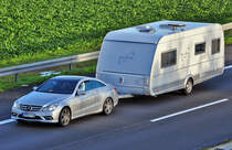 Mercedes E-Klasse Coupe mit Wohnanhnger auf der A61 bei Rheinbach - 20.10.2010