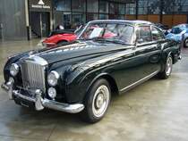 Bentley S2 Continental Mulliner Coupe von 1961. Der Wagen ist einer von nur 24 produzierten Linkslenkern dieses Typs und wurde von seinem Schweizer Erstbesitzer mit fast allen liefebaren Extras geordert. Der V8-motor schpft seine Kraft aus 6.230 cm Hubraum.Dsseldorfer Meilenwerk am 21.11.2010.