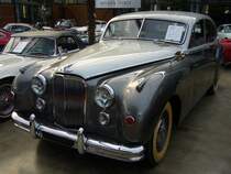 Jaguar MK VII M. 1954 - 1956. Der MK VII erschien bereits im Herbst 1950. Motorisiert war die Limousine mit dem 3.5 l 6-Zylindermotor des XK 120, der ca. 160 PS leistete. Der MK VII M (ab 1954) war an den integrierten Nebelscheinwerfern zu erkennen. Der Motor leistete nun ca. 190 PS. Whrend der sechsjhrigen Bauzeit wurden 30.997 MK VII gebaut. Dsseldorfer Meilenwerk am 21.11.2010 um 11.36 MEZ.
