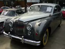 Jaguar MK VII M. 1954 - 1956. Der MK VII erschien bereits im Herbst 1950. Motorisiert war die Limousine mit dem 3.5 l 6-Zylindermotor des XK 120, der ca. 160 PS leistete. Der MK VII M (ab 1954) war an den integrierten Nebelscheinwerfern zu erkennen. Der Motor leistete nun ca. 190 PS. W�hrend der sechsj�hrigen Bauzeit wurden 30.997 MK VII gebaut. D�sseldorfer Meilenwerk am 21.11.2010 um 11.36 MEZ.