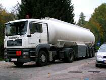 MAN_TGA18.390 hat soeben lt. Gefahrentafel Benzin zu einer Tankstelle zugestellt;101019