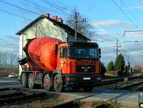 MAN 32.461 mit quert mit einem freundlichen Fahrer einen Bahnbergang ;101123