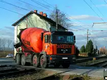 MAN 32.461 mit quert mit einem freundlichen Fahrer einen Bahn�bergang ;101123