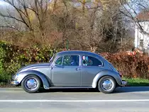 VW-K�fer h�lt vor einem Bahn�bergang;101123