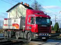 SCANIA-124L rumpelt  mit seinem Kippauflieger �ber einen Bahn�bergang;101123