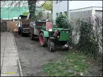 Kleiner Traktor, mit H�nger im Lehrte, in November 10.