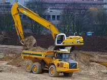 Ein Kobelco SK 330 LC-6 bel�d einen Volvo Dumper A30E am 25.11.2010 auf der Campusbaustelle in Aachen. Beide Fahrzeuge sind von der Firma Leenaerts Born. 