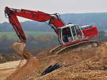 Liebherr 914 Litronic beim ausheben eines Grabens fr eine Fernwrmeleitung am 25.11.2010 auf der Campusbaustelle in Aachen.