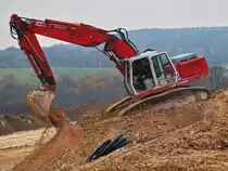 Liebherr 914 Litronic beim ausheben eines Grabens f�r eine Fernw�rmeleitung am 25.11.2010 auf der Campusbaustelle in Aachen.