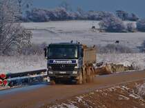 In der Nacht fiel der erste Schnee, das macht den Matsch auf der Baustrasse fast flssig, kein Problem fr den Actros 4141 am 26.10.2010 auf der Campusbaustelle in Aachen.