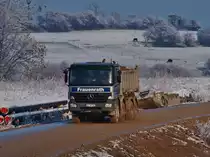 In der Nacht fiel der erste Schnee, das macht den Matsch auf der Baustrasse fast fl�ssig, kein Problem f�r den Actros 4141 am 26.10.2010 auf der Campusbaustelle in Aachen.