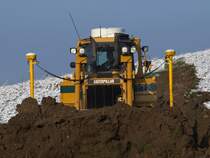 Caterpillar D6N LGP mit GPS-Empfnger zur vollautomatischen Maschinensteuerung der Firma Leenaerts Born schiebt am 26.10.2010 auf der Campusbaustelle in Aachen Mutterboden ab. Um mit dem 4m breiten Schild die Erde abzuschieben wird dem 180Ps Motor die volle Leistung abverlangt