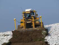 Caterpillar D6N LGP mit GPS-Empfnger zur vollautomatischen Maschinensteuerung der Firma Leenaerts Born schiebt am 26.10.2010 auf der Campusbaustelle in Aachen Mutterboden ab.