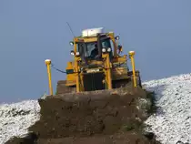 Caterpillar D6N LGP mit GPS-Empf�nger zur vollautomatischen Maschinensteuerung der Firma Leenaerts Born schiebt am 26.10.2010 auf der Campusbaustelle in Aachen Mutterboden ab.