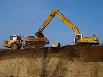 Ein Volvo A25D Dumper wird am 26.10.2010 von einem Kobelco SK 330 LC-6 auf der Campusbaustelle in Aachen beladen. Beide Fahrzeuge sind von der Firma Leenaerts Born. 