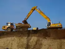 Ein Volvo A25D Dumper wird am 26.10.2010 von einem Kobelco SK 330 LC-6 auf der Campusbaustelle in Aachen beladen. Beide Fahrzeuge sind von der Firma Leenaerts Born. 