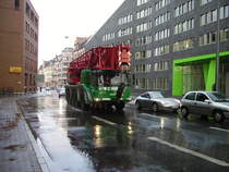 Ein Schwerlastkran in Heidelberg am Hbf am 26.11.10