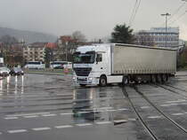 Ein Mercedes Benz Actros in Heidelberg am Hbf am 26.11.10