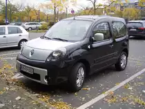 Neuer Kleinwagen von Renault, der  bebop  ist ein geschrumpfter Kangoo (und der ist auch nicht gro�). Man k�nnte das Auto auch in Farbe bekommen, nicht aber die Motorhaube - die ist immer Silber. 
Gesehen vor einem Krefelder Autohaus (3.11.2010)