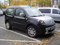 Neuer Kleinwagen von Renault, der  bebop  ist ein geschrumpfter Kangoo (und der ist auch nicht gro�). Man k�nnte das Auto auch in Farbe bekommen, nicht aber die Motorhaube - die ist immer Silber. Gesehen vor einem Krefelder Autohaus (3.11.2010)