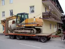 CASE-988 wird auf einem Tiefladeh�nger zum n�chsten Einsatz gekarrt;101102