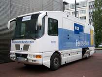 Mercedes Benz, Fernsehbertragungswagen des WDR Kln im Einsatz auf der Reeperbahn am 14. August 2008 in Hamburg. Die Crew sendete live frs ARD Morgenmagazin. (C) Matthias Rhe

