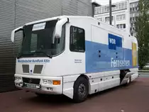 Mercedes Benz, Fernseh�bertragungswagen des WDR K�ln im Einsatz auf der Reeperbahn am 14. August 2008 in Hamburg. Die Crew sendete live f�rs ARD Morgenmagazin. (C) Matthias R�he

