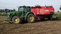 John Deere 7930 bei der Kartoffelernte. September 2010 in Kerpen
gesehen von Alteisenjo