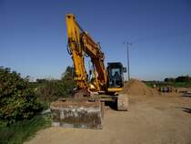 JCB Lffel Bagger JS220 Einsatzgewicht 22.060 kg Motorleistung 175 PS (128 kw ein Bagger der Mittelklasse mit guten Allround-Eigenschaften, gesehen Juli 2010 a4 Umlegung Kerpen-Buir von Alteisenjo