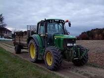 John Deere 6320 bringt Stallmist auf die Felder;101103