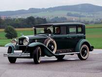 Cadillac-353_Fleetwood Roadster erscheint am tr�ben Morgen zur Herbst-Oldtimerausfahrt in Neuhofen/Innkreis;100926