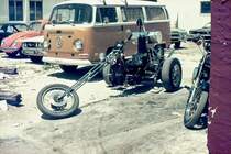 Dieses Foto entstand ca. Mitte der 80er Jahre in Los Angeles. Ein sehr frhes Modell eines Trike. Dahinter ein VW Bully Kleinbus. Dia digitalisiert.