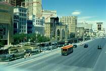 1998 ist dieser Trolley in Las Vegas auf dem Strip unterwegs auf einer Stadtrundfahrt (einem San Francisco Cable Car nachgebildet). digitalisiertes Dia